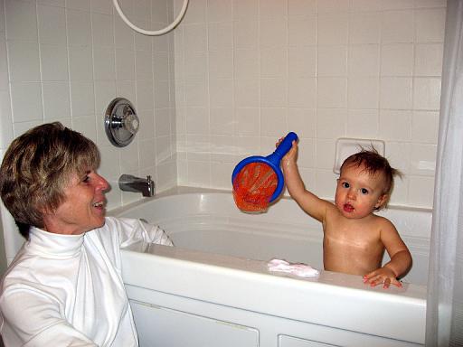 2006-11-21.portrait.baby_11_months.bath.sandy-seren-snyder.3.livonia.mi.us 