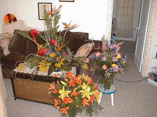 2001-08-26.wedding.kevin-nessa.engagement.flowers.living_room.2.plymouth.mi.us 