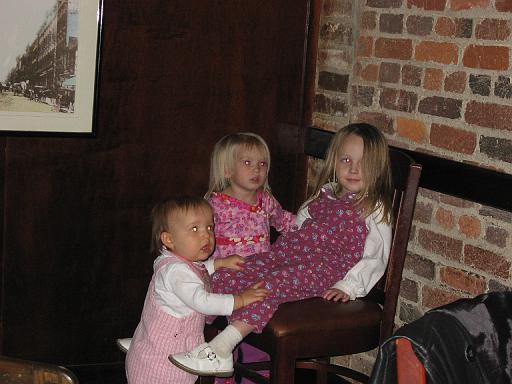 2006-11-02.big_river_grille.restaurant.matti-grace-seren-snyder.3.nashville.tn.us 