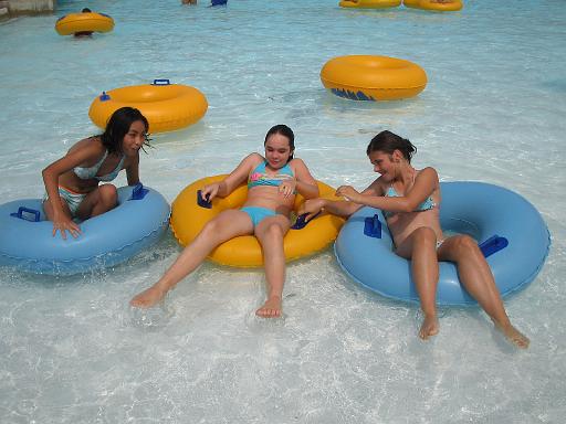 2006-07-27.waterpark.red_oaks.tubing.carlene-lisa-elizabeth.2.madison_heights.mi.us 