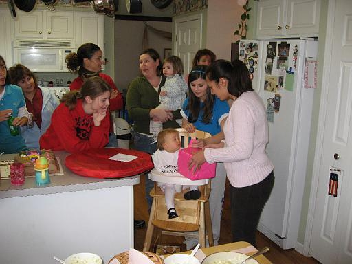 2006-11-19.seren.1yr_birthday.cake.05.seren-snyder.livonia.mi.us 