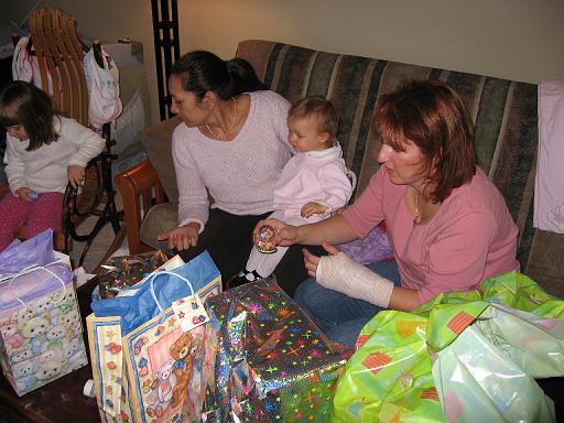 2006-11-19.seren.1yr_birthday.opening_presents.2.nessa-seren-snyder.livonia.mi.us 