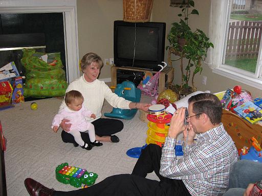 2006-11-19.seren.1yr_birthday.wendy-sandy-seren-snyder.5.livonia.mi.us 