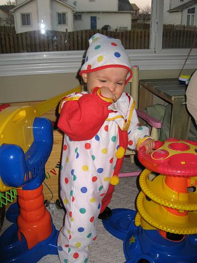 2006-10-31.halloween.baby_11_months.seren-snyder.06.livonia.mi.us 