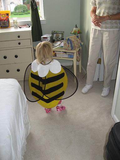 2007-10-09.halloween.00.bee.sandy-seren-snyder.livonia.mi.us 