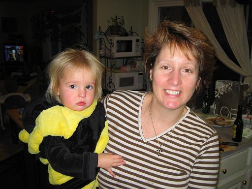 2007-10-31.halloween.04.bee.seren-nessa-snyder.livonia.mi.us 