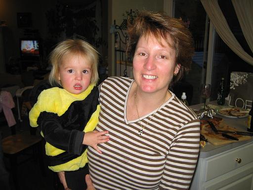 2007-10-31.halloween.05.bee.seren-nessa-snyder.livonia.mi.us 