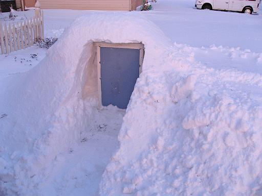 2007-12-16.snow_play.quinzhee.seren-snyder.01.livonia.mi.us 