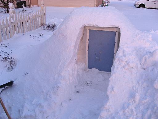 2007-12-16.snow_play.quinzhee.seren-snyder.02.livonia.mi.us 