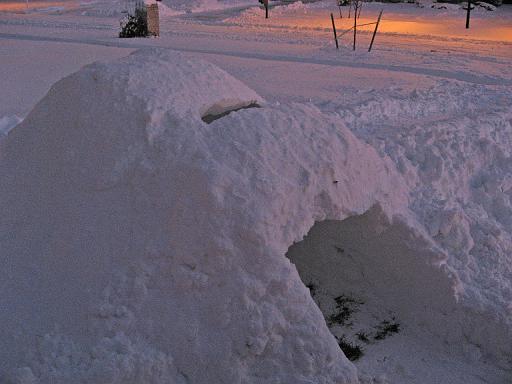 2007-12-16.snow_play.quinzhee.seren-snyder.09.livonia.mi.us 
