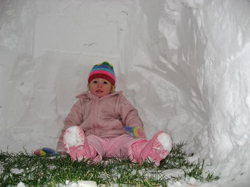 2007-12-16.snow_play.quinzhee.seren-snyder.13.livonia.mi.us 