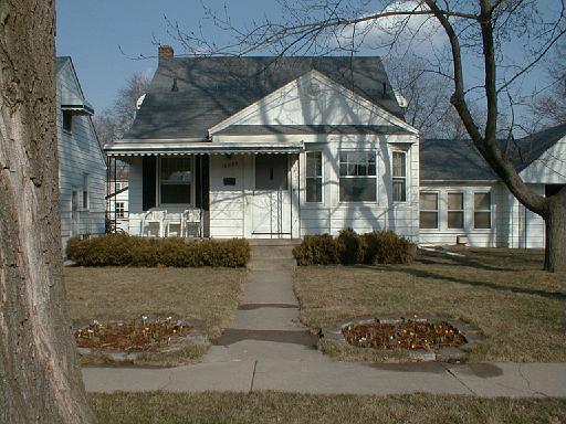 1999-00-00.spring.yard_front.flowers.3.redford.mi.us 