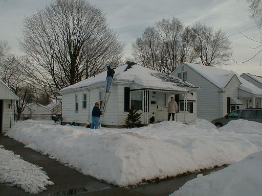 1999-01-17.winter.yard_front.joe-annette-brad.redford.mi.us 