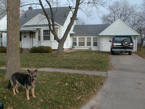 1999-00-00.yard_front.house.schone.redford.mi.us 