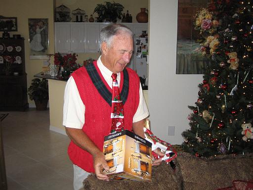 2004-12-25.opening_presents.arthur.1.christmas.venice.fl.us 