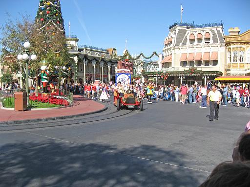 2007-12-23.parade.main_street.01.magic_kingdom.disney.orlando.fl.us 