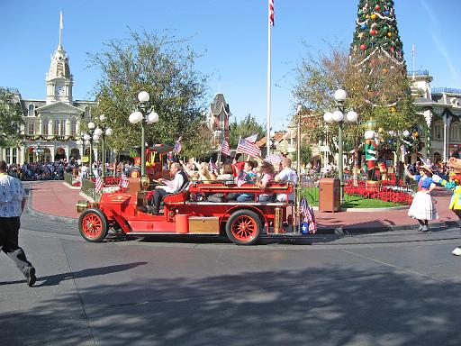 2007-12-23.parade.main_street.02.magic_kingdom.disney.orlando.fl.us 