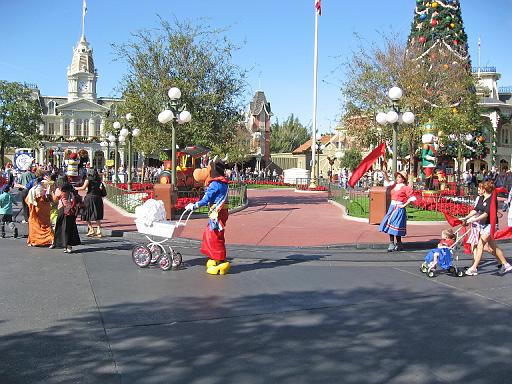 2007-12-23.parade.main_street.03.magic_kingdom.disney.orlando.fl.us 