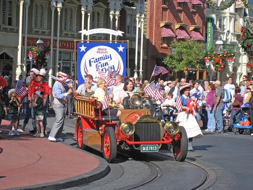 2007-12-23.parade.main_street.08.magic_kingdom.disney.orlando.fl.us 