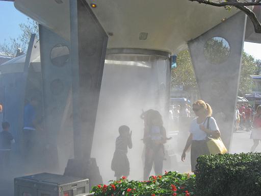 2007-12-23.water_mist.01.seren-snyder.magic_kingdom.disney.orlando.fl.us 