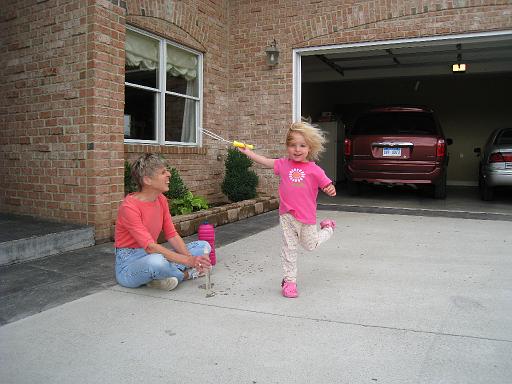 2008-06-30.playing.bubbles.03.seren-sandy-snyder.fav.richmond.ky.us 
