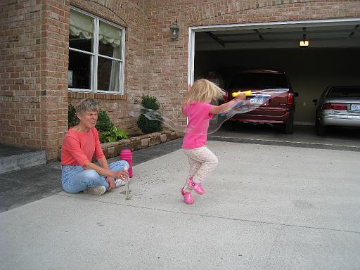 2008-06-30.playing.bubbles.04.seren-sandy-snyder.fav.richmond.ky.us 