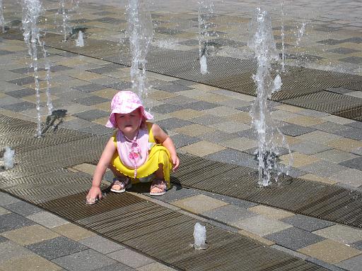 2007-07-07.splash_fountain.04.seren-snyder.detroit_river_walk.mi.us 