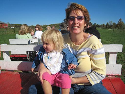 2007-10-09.farm.hay_ride.04.seren-snyder-nessa.plymouth.mi.us 