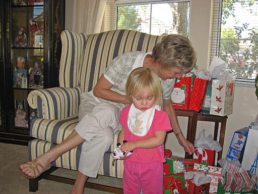 2007-11-22.opening_presents.11.seren-snyder.christmas.las_vegas.nv.us 