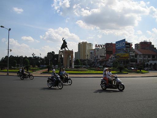 2004-07-06.center_circle.1.saigon.ho_chi_minh.vn 