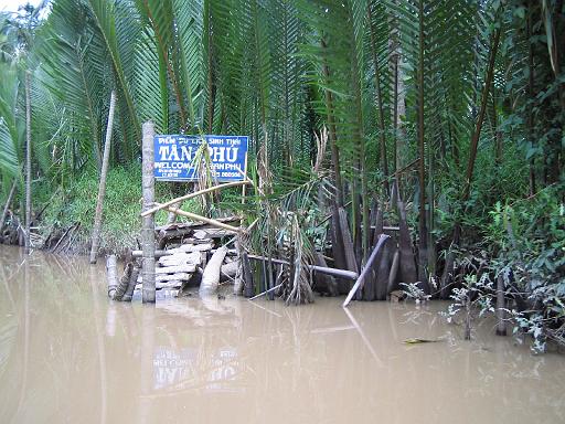 2004-07-05.mekong_delta.canal_medium.welcome.fav.my_tho.vn 