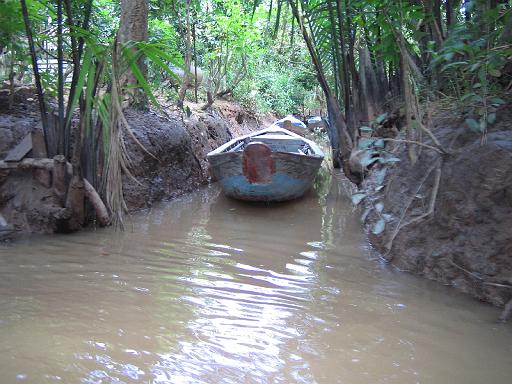 2004-07-05.mekong_delta.canal_small.parking_lot.1.fav.my_tho.vn 