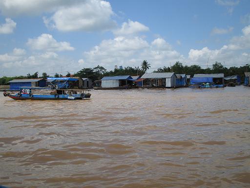 2004-07-05.mekong_delta.fish_farm_under_house.1.my_tho.vn 