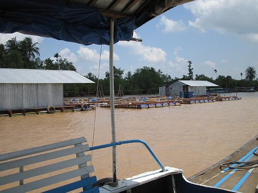 2004-07-05.mekong_delta.fish_farm_under_house.2.fav.my_tho.vn 
