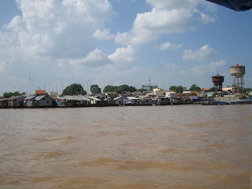 2004-07-05.mekong_delta.housing.1.fav.my_tho.vn 