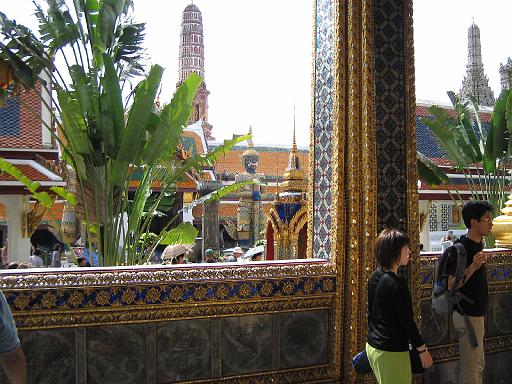 2004-07-09.grand_palace.temple.emerald_budda.guards.2.fav.bangkok.th 