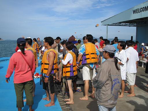 2004-07-10.parasailing.dan-michelle.in_gear.pattaya.th 
