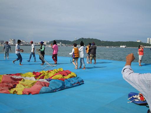 2004-07-10.parasailing.michelle.walking.pattaya.th 