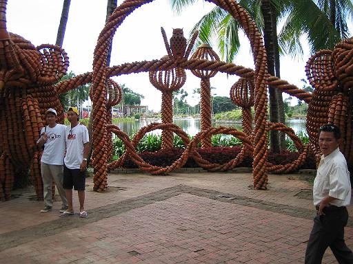 2004-07-10.tropical_gardens.pottery_figures.2.nong_nooch.th 