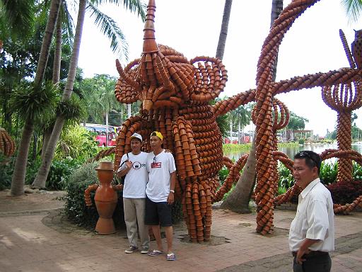 2004-07-10.tropical_gardens.pottery_figures.3.nong_nooch.th 