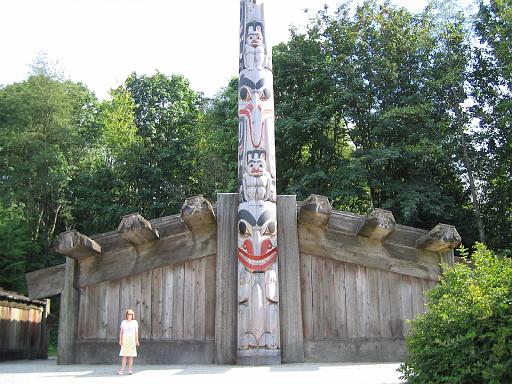2004-07-15.anthropology_museum.house.totem_pole.nessa-snyder.1.vancouver.ca 