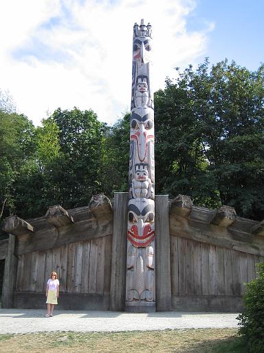 2004-07-15.anthropology_museum.house.totem_pole.nessa-snyder.2.fav.vancouver.ca 